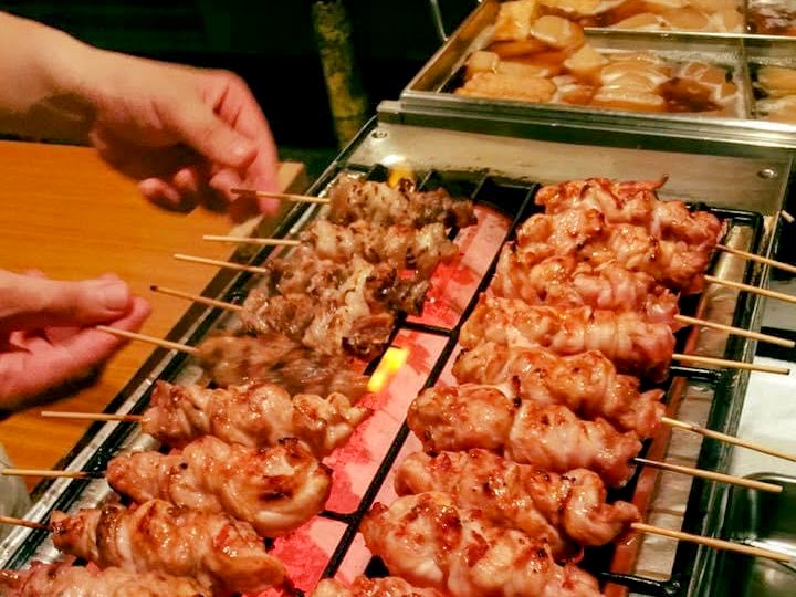 せせりの焼き場で調理する様子