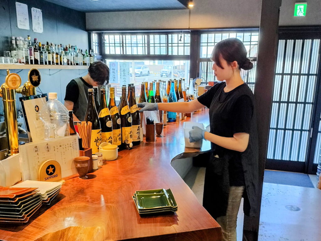 京都屋台せせりのカウンターで準備をするスタッフ